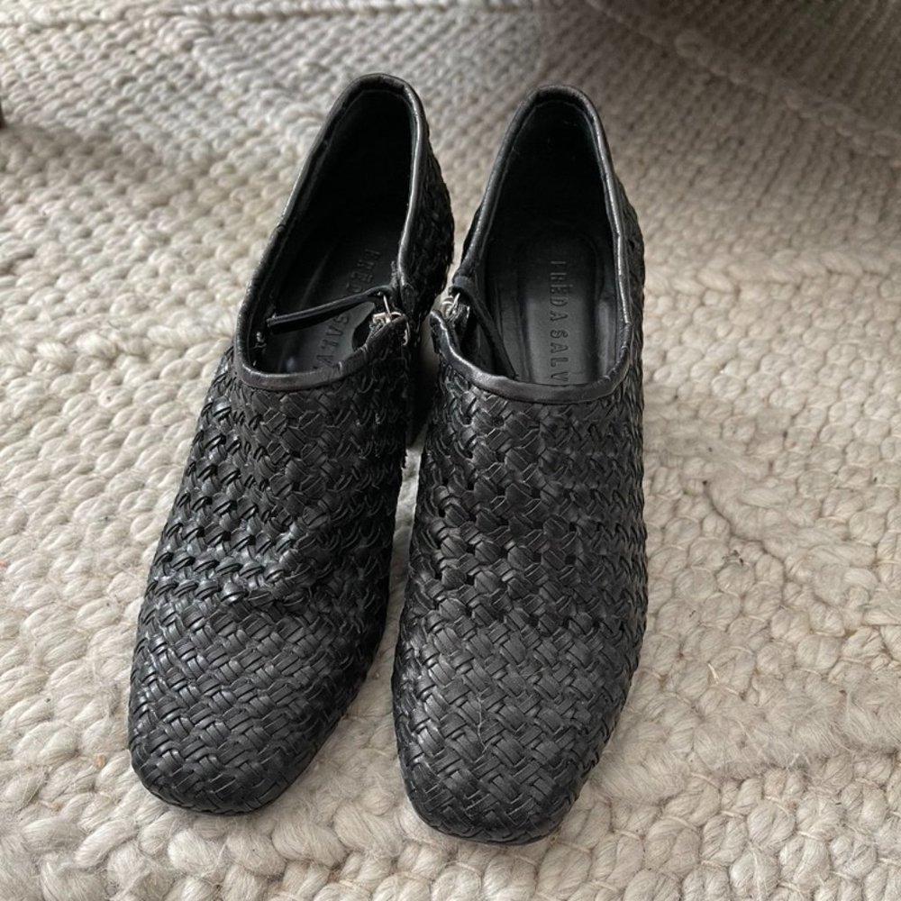 Freda Salvador Black woven "shooties" in size 6